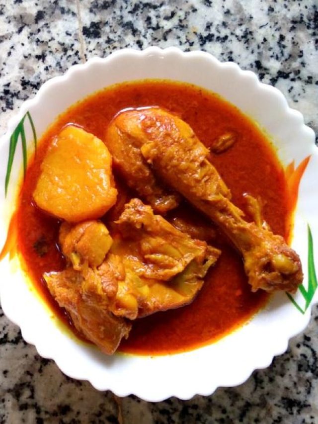 চিকেনের আলু দিয়ে লাল ঝোলের এই রেসিপিটা সেরা