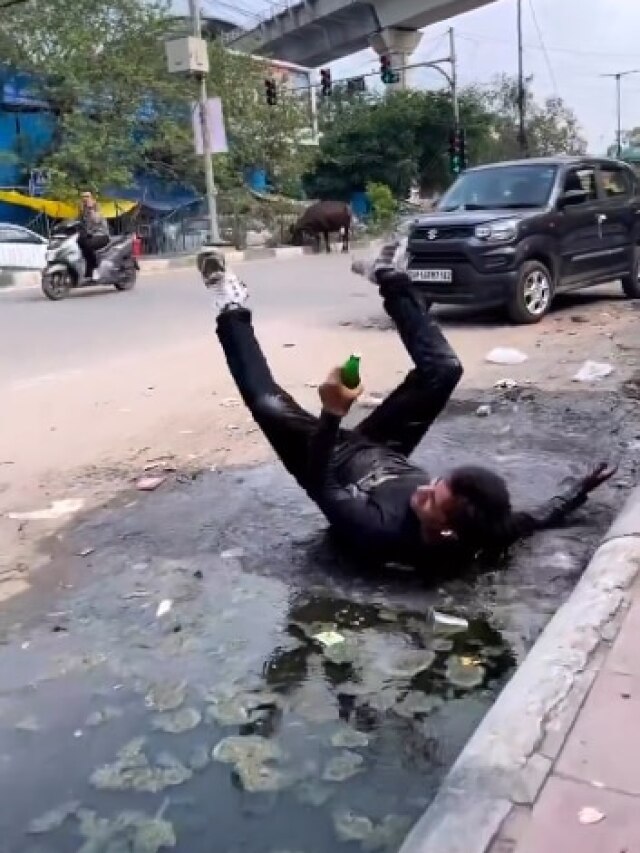 हाथ में बोतल-लड़खड़ाते कदम...कीचड़ में गिरा सुपरस्टार, हालत देख हैरान यूजर्स
