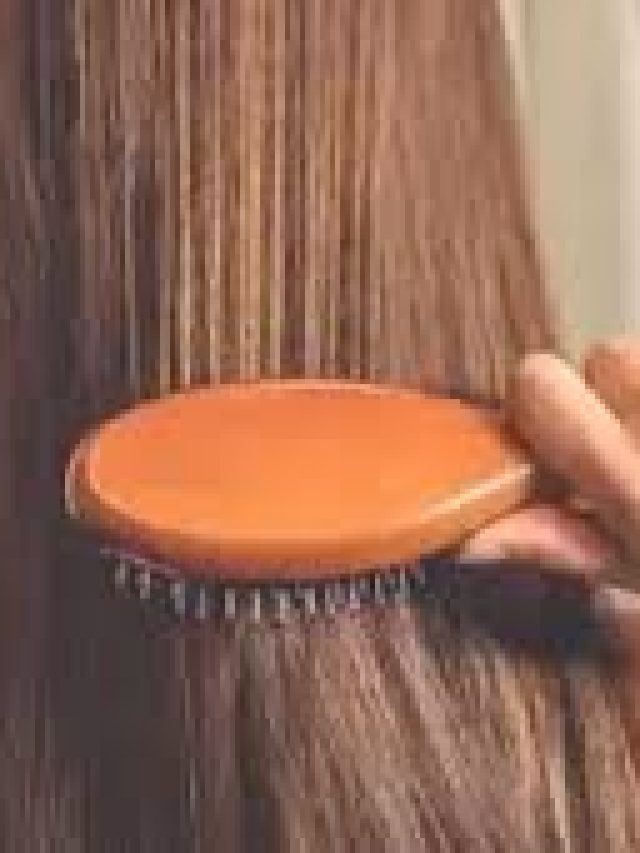 কী ধরনের চিরুনি চুল পড়া বন্ধ করে? জানুন