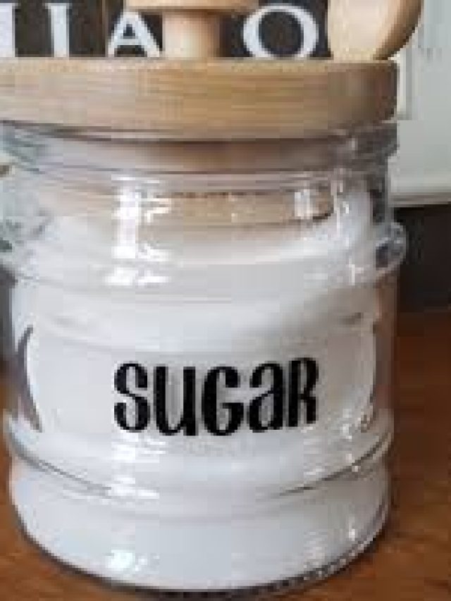 বর্ষায় জমে যাচ্ছে চিনি? এই ৫ উপায়ে মিলতে পারে সমাধান