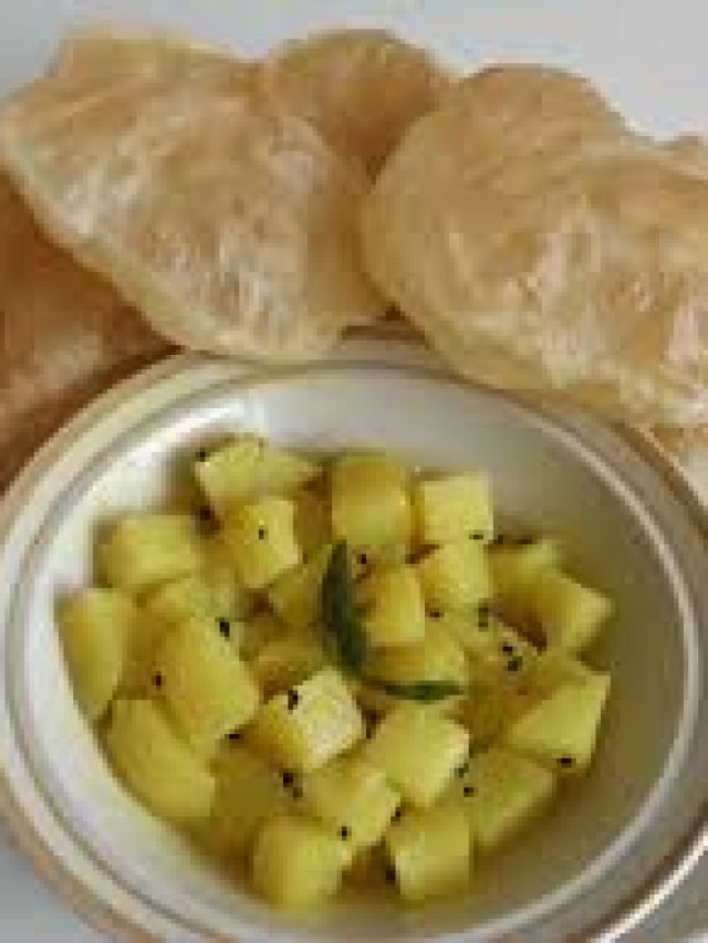 খোসা সহ আলুর সাদা তরকারি, এই মশলা দিলেই জমবে লুচির সঙ্গে