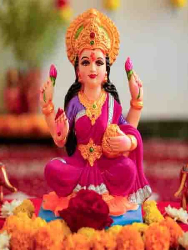 মা লক্ষ্মীকে এই ধরনের ফুল দেবেন না, গৃহত্যাগী হবেন সম্পদের দেবী