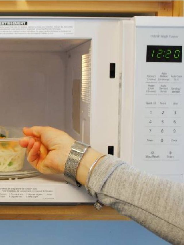 মাইক্রোতে এই ৩ সাদা খাবার গরম করলেই বিস্ফোরণ, বাঁচতে জেনে নিন