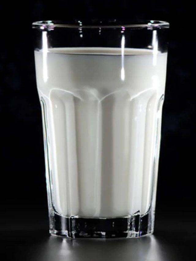 সাবধান! দুধের সঙ্গে এই খাবার খেলেই বিপদ