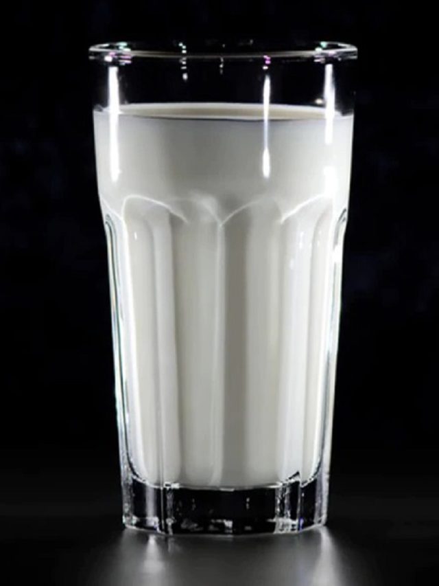 দুধের সঙ্গে ভুলেই এই খাবার খাবেন না, খুব ক্ষতিকারক