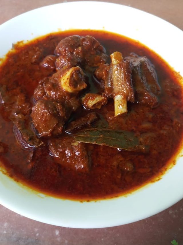 গুঁড়ো লঙ্কা-টমেটো ছাড়াই বানান মাটনের লাল ঝোল