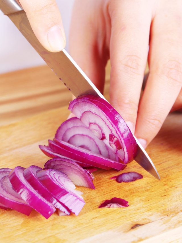 নিয়মিত কাঁচা পেঁয়াজ খাচ্ছেন, কী লাভ-কী ক্ষতি?