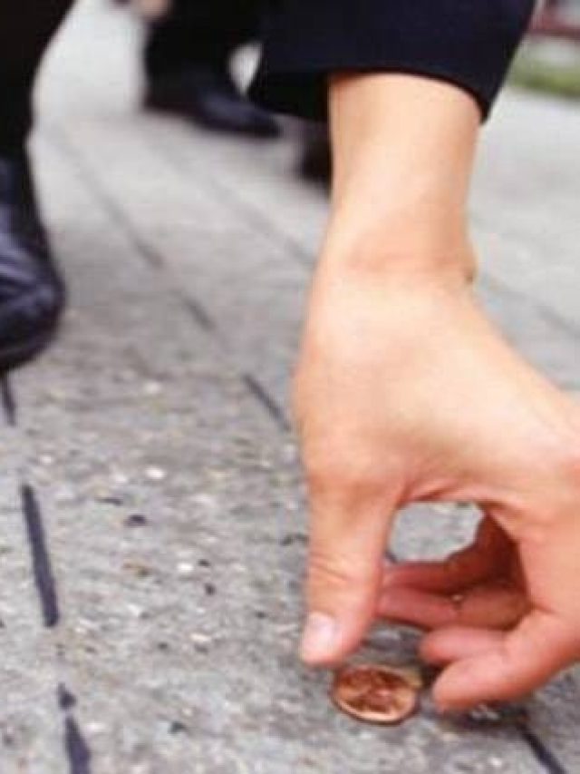 রাস্তায় টাকা কুড়িয়ে পেলেন? পিছনে এক অদৃশ্য বার্তা থাকে