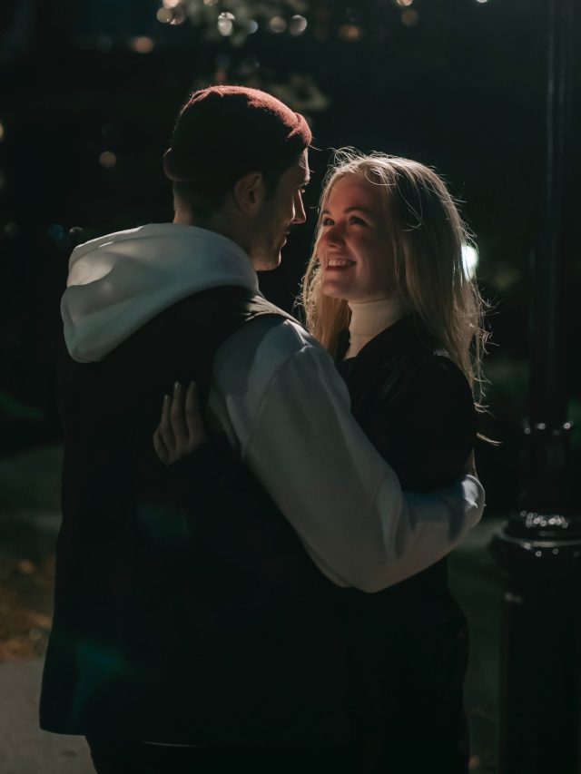 কেউ কি আপনাকে গোপনে ভালোবাসে? এই ৮ লক্ষণেই বুঝুন