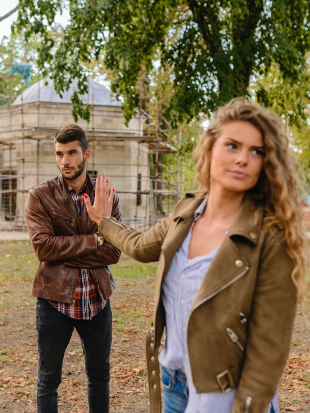 যেসব কথা প্রিয় বন্ধুকেও বলবেন না