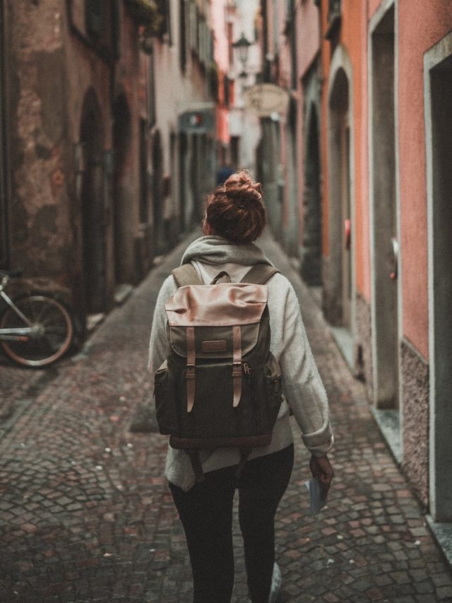 পথে-ঘাটে বিপদ, মেয়েরা পার্সে রাখুন এই ৬ জিনিস