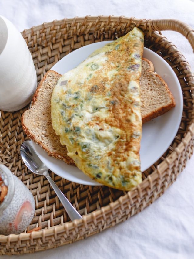 ডিমের ভিতর থেকে গড়িয়ে পড়বে গলা চিজ, শিখে নিন রেসিপি