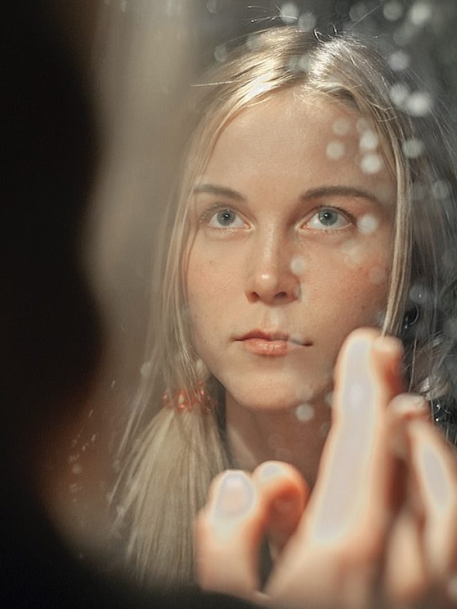 আয়নার জলের দাগ কীভাবে সাফ করবেন?