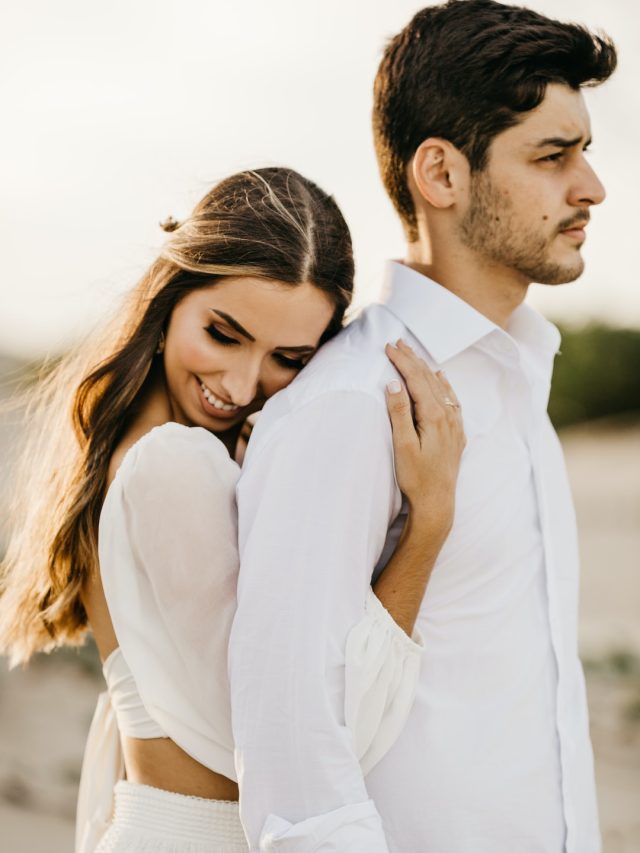 কেউ আপনার প্রেমে পড়েছে, বুঝবেন কীভাবে?