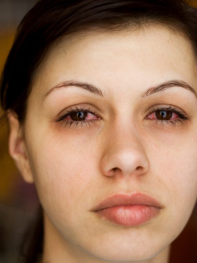 মোবাইলের জেরে চোখের বারোটা বাজা শুরু, কোন লক্ষণগুলি জানায়