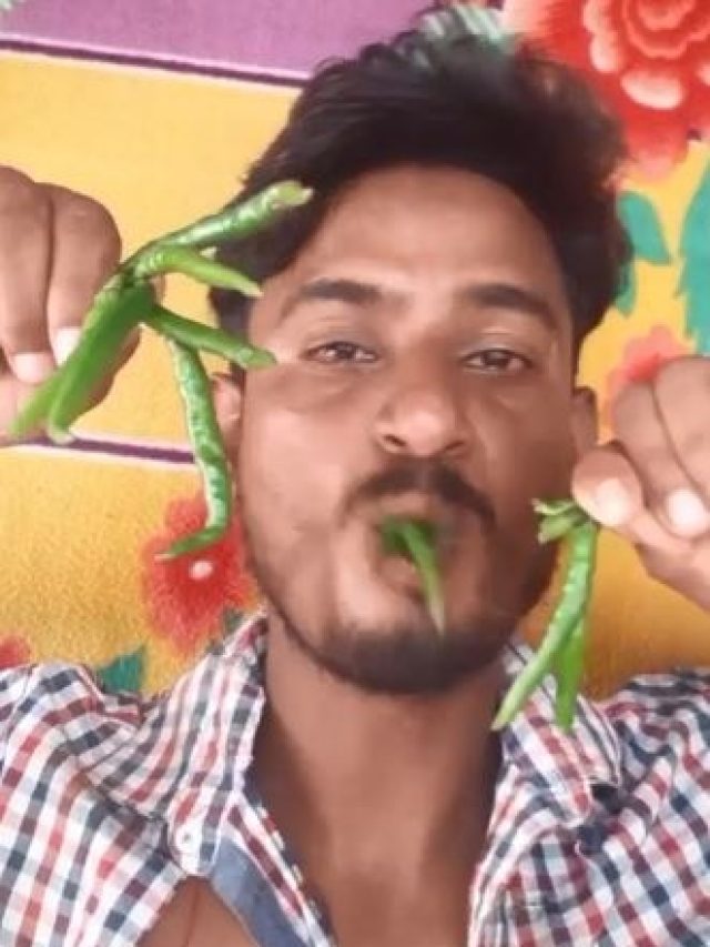 মুঠো-মুঠো কাঁচালঙ্কা খান এই যুবক, কারণ...