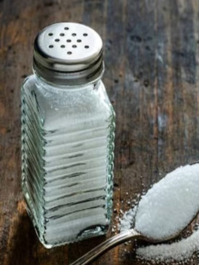 বাথরুমে গা ঘিনঘিন করছে? কমোডে নুন দিয়ে দেখুন