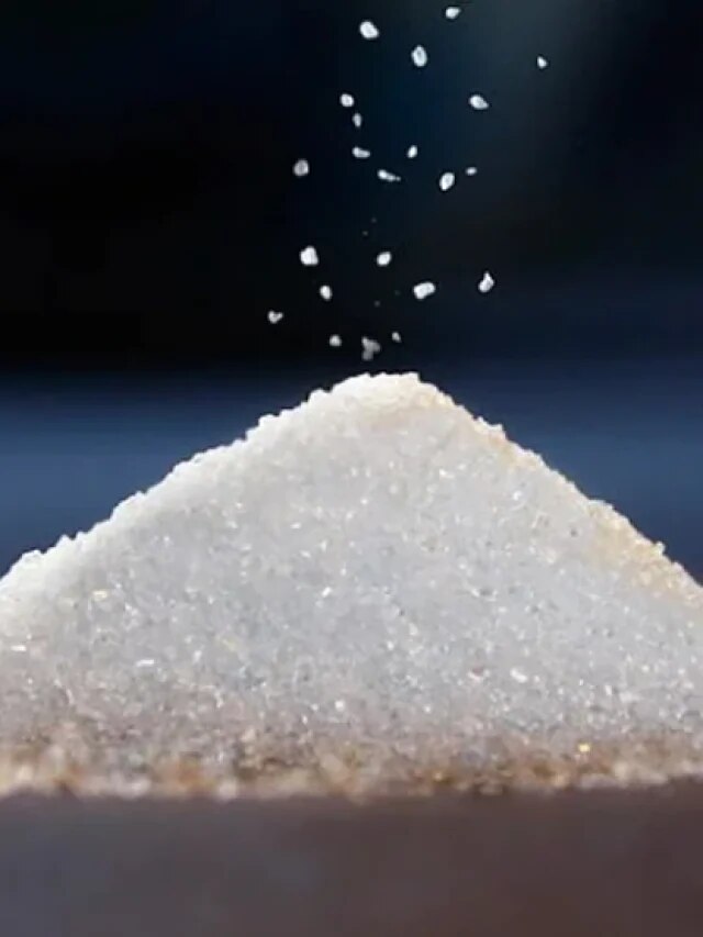 বর্ষায় দলা পাকিয়ে যায় চিনি? ৩ উপায়ে ঝরঝরে রাখুন