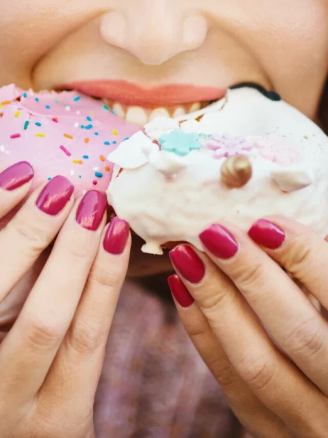 মিষ্টি খাওয়া ছাড়তেই পারছেন না? এই ৫ টোটকা