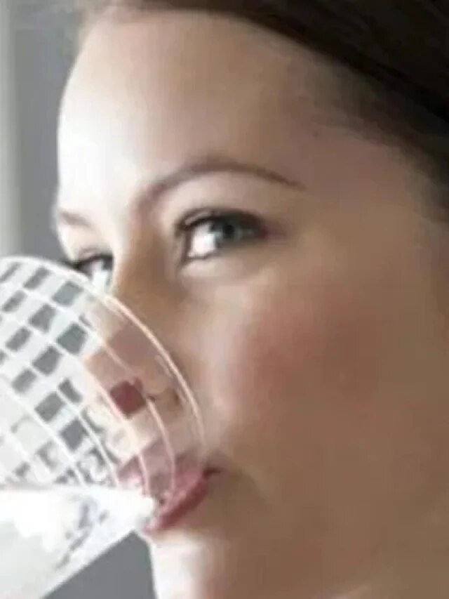 ঘুম থেকে উঠেই জল খাওয়া ভালো না খারাপ?