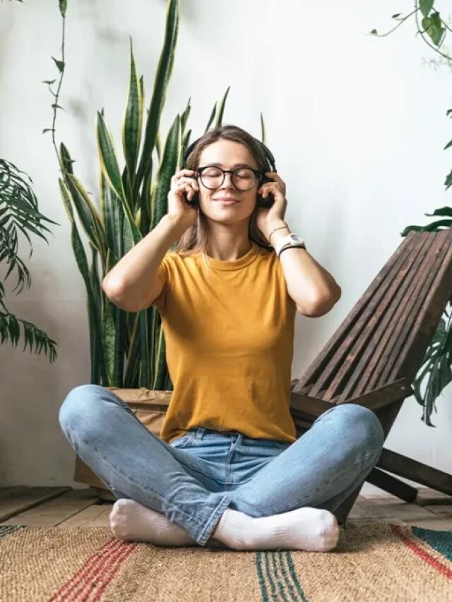 মেঝেতে বসার উপকারিতা অনেক, জানলে চেয়ারকে বিদায় জানাবেন