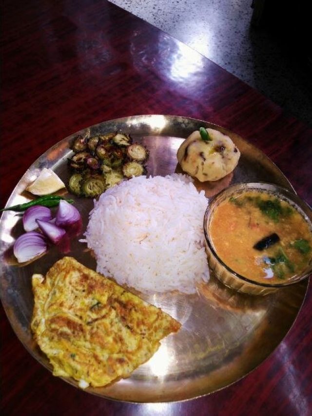 গরম ভাতে আলু ভর্তা এভাবে বানালে মুখ ছেড়ে যাবে!