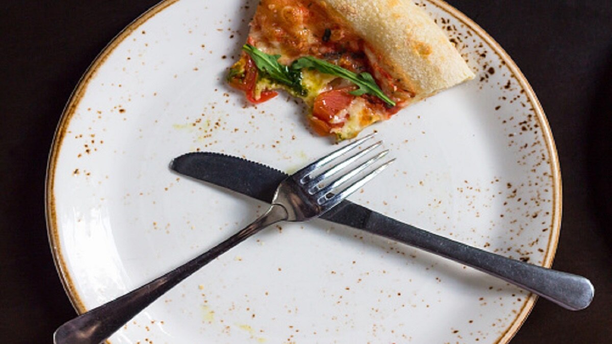 खाना खाते वक्त कांटेचम्मच का सही इस्तेमाल जानते हैं आप? Cutlery