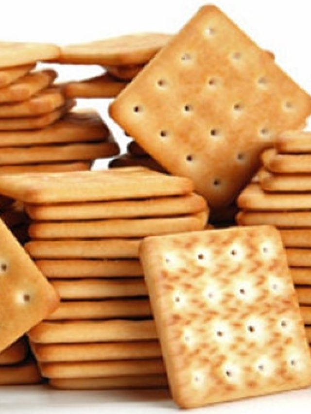 বিস্কুটের গায়ে থাকা এই ফুটোগুলোর কী কাজ? অনেকেই এটা জানেন না