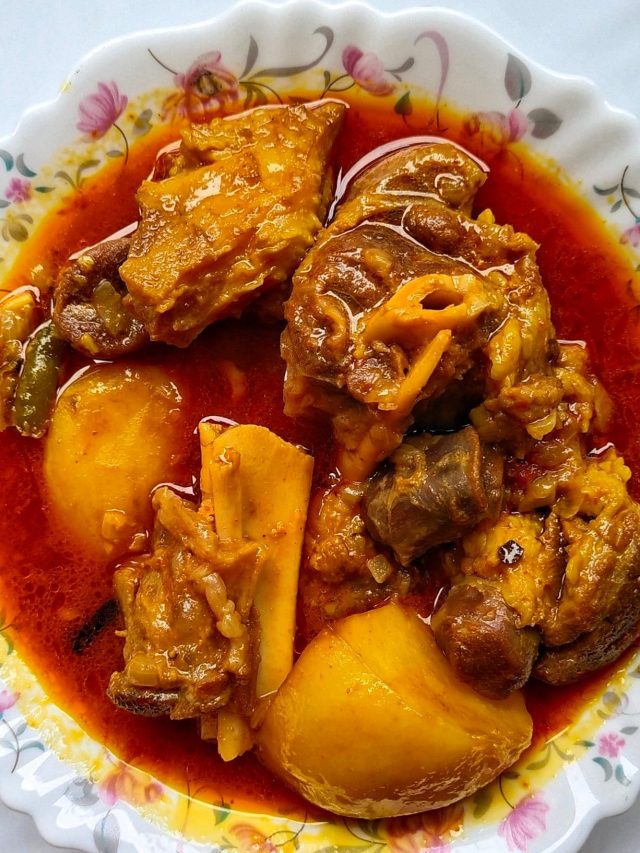 গরম ভাতে আলু দিয়ে খাসির মাংসের ঝোল, রইল মায়ের রেসিপি