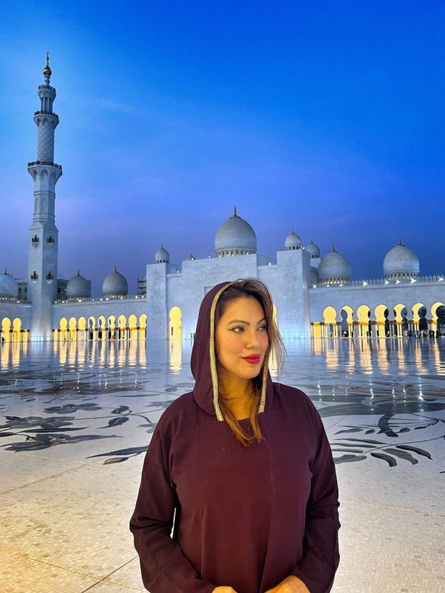 बुर्का पहनकर मस्जिद पहुंचीं एक्ट्रेस, फिर बोलीं- मैं प्राउड हिंदू, पीछे पड़े ट्रोल्स