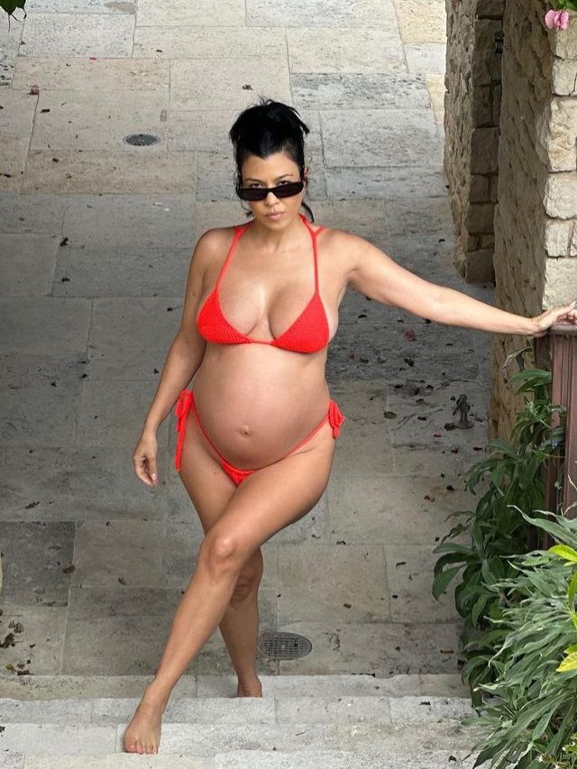 अरबपति मॉडल ने बिकिनी में फ्लॉन्ट किया बेबी बंप, 44 की उम्र में बेटे को देंगी जन्म