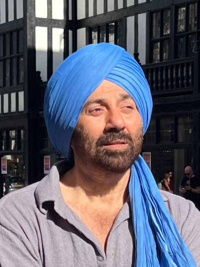 लंदन में सनी का 'गदर', 'हिंदुस्तान जिंदाबाद' के लगाए नारे, ढोल पर नाचे