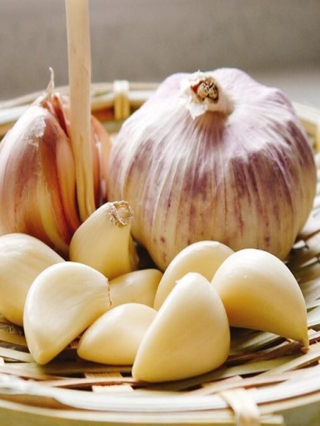 রাতে বালিশের তলায় রাখুন এক কোয়া রসুন, এমন রাত বারবার চাইবেন