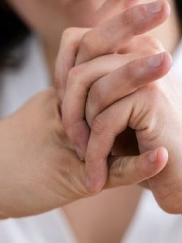 আঙুল ফাটানো ভাল না খারাপ? জানুন