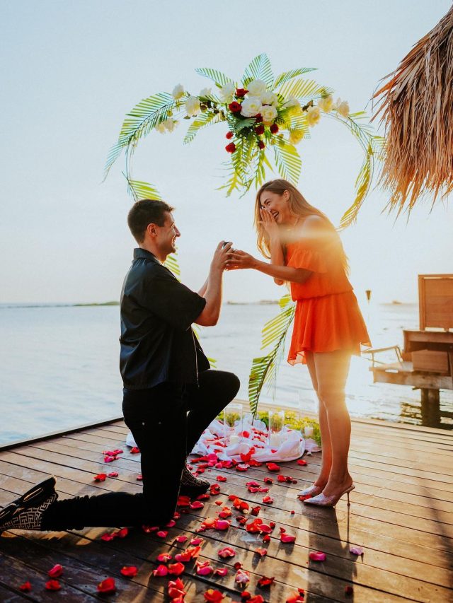 कदमों में फूल, घुटनों पर मंगेतर, 35 साल की एक्ट्रेस ने की सगाई, Liplock फोटोज वायरल