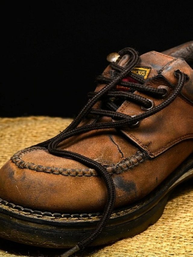 বর্ষায় লেদারের জুতোর দফারফা? এভাবে যত্ন নিতে পারেন