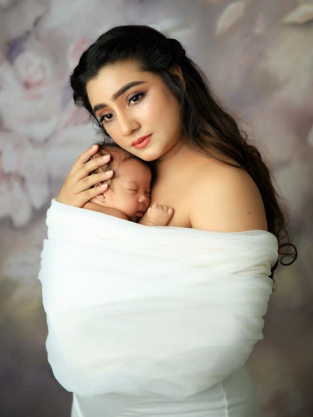 बेटी को सीने से बांधकर एक्ट्रेस ने खिंचाई फोटो, ट्रोल्स बोले- कब खत्म होगी नौटंकी?