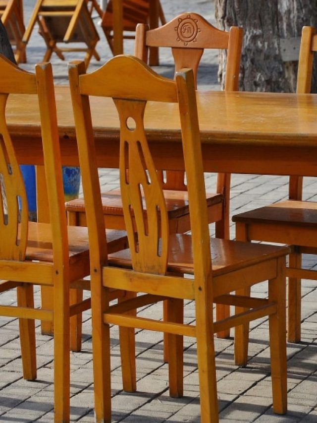 জল লেগে নষ্ট হবে না, বর্ষায় এভাবে যত্ন নিন ফার্নিচারের