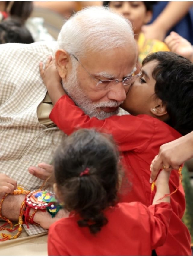 কচিকাঁচাদের সঙ্গে মোদী, আদর-আন্তরিকতায় বাঁধলেন রাখি
