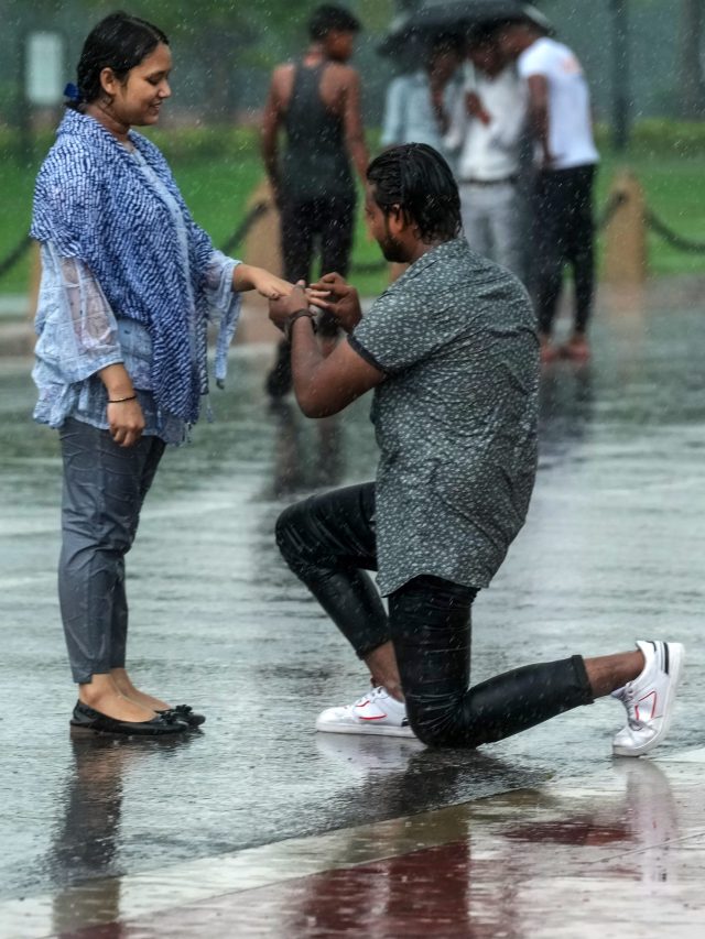 খিচুড়ি হোক বা প্রেম, বর্ষায় যে ৫টি জিনিস ছাড়া বাঙালি অচল