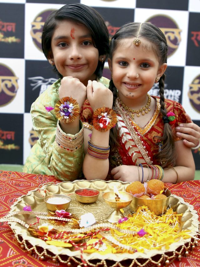 রাখিতে আদরের বোনকে কী দেবেন? থাকল উপহারের তালিকা