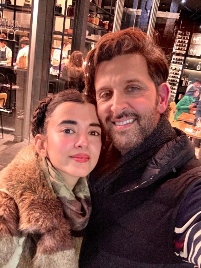 शर्टलेस हुए ऋतिक, दिखाए 8 पैक एब्स, 12 साल छोटी गर्लफ्रेंड का धड़का दिल