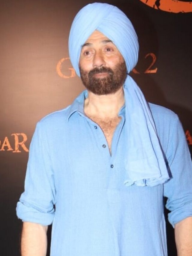 सनी देओल का छलका दर्द, पापा धर्मेंद्र ने बेटे संग बैठकर नहीं देखी 'गदर 2'