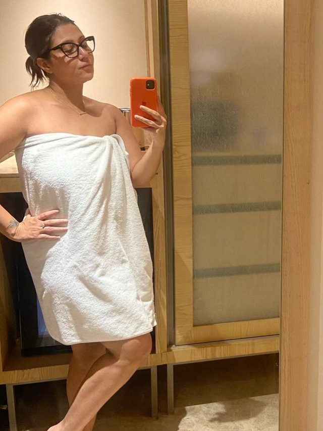 42 साल की एक्ट्रेस ने टॉवल लपेटकर शेयर की तस्वीर, ट्रोल्स को दिया जवाब