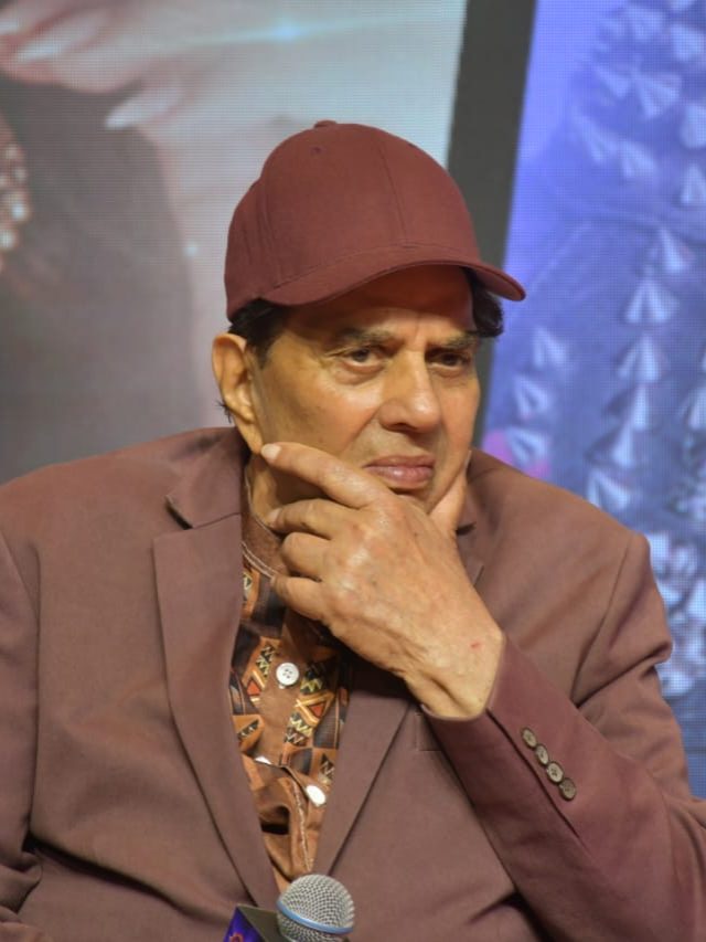 धर्मेंद्र-शबाना के लिपलॉक पर हंगामा, एक्टर बोले- ऐसे छक्के लगाता रहूंगा