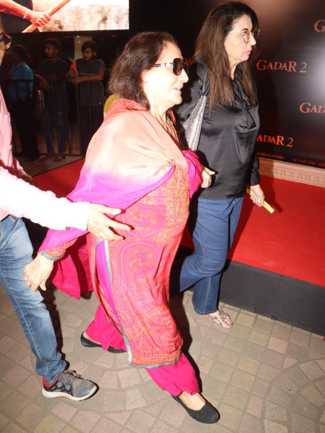 बेटे सनी ने मचाया 'गदर', स्क्रीनिंग पर पहुंचीं मां प्रकाश कौर, चेहरे पर दिखी खुशी