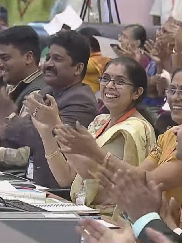 সফলভাবে চাঁদে ভারত, করতালিতে ফেটে পড়লেন ISRO-র বিজ্ঞানীরা
