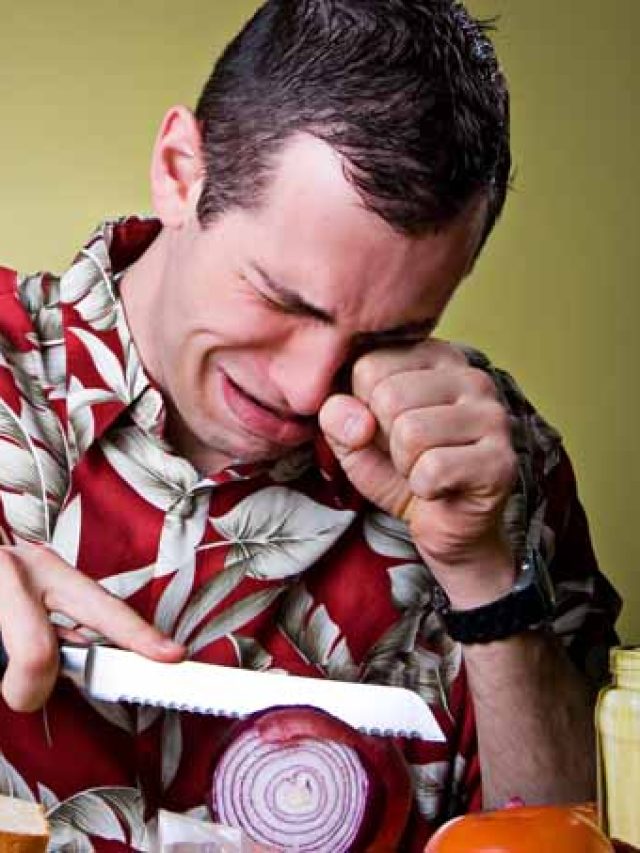 পেঁয়াজ কাটার সময় চোখে জল আসবে না, টোটকা রইল