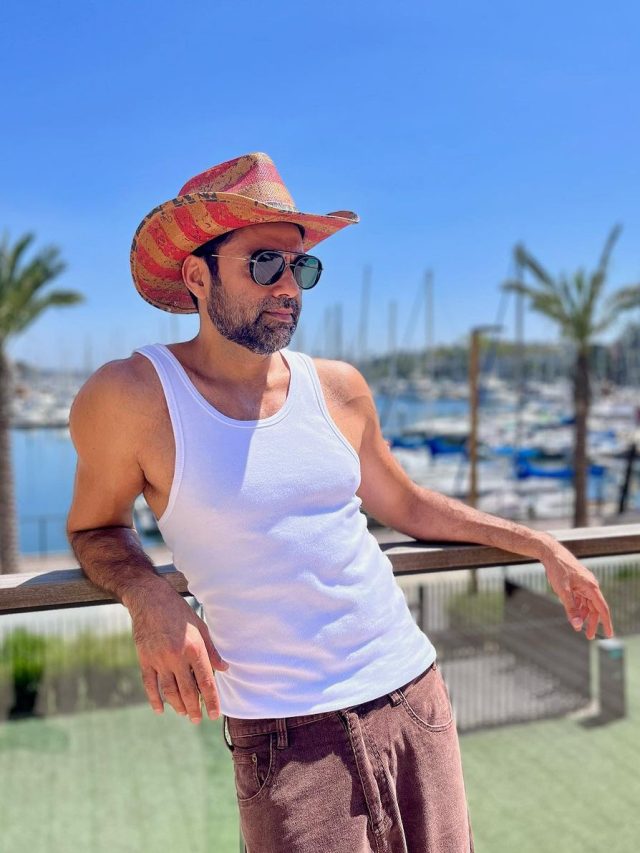 सनी के भाई ने बनियान में दिए पोज, बालकनी में दिखाया टशन, किस बात का अफसोस?