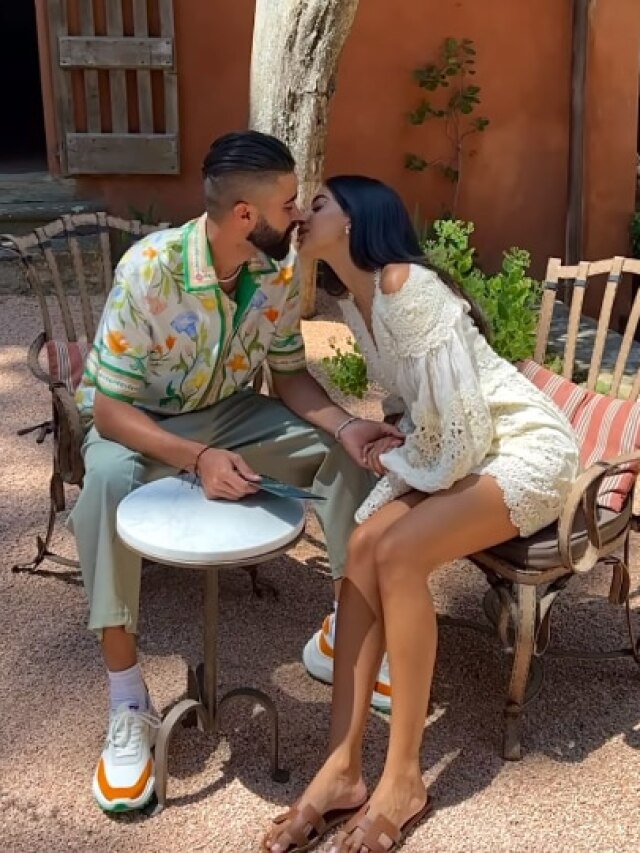 एक्ट्रेस संग 30 साल के सिंगर का लिपलॉक, फैन्स बोले- खुशी कपूर का क्या हुआ?